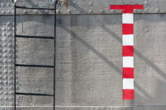 <b>ROUGE</b> | Echelle de niveau de flottaison peinte sur le flanc d'une péniche