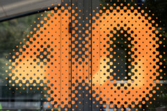 <b>ORANGE</b> | Détail de la façade d'un local commercial (LYON, quartier Confluence)