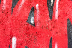 <b>ROUGE</b> | Vue partielle, gros plan, d'un tag mural (Lyon, quartier de Fourvière)