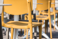 <b>JAUNE/ORANGE</b> | Chaises d'un établissement public